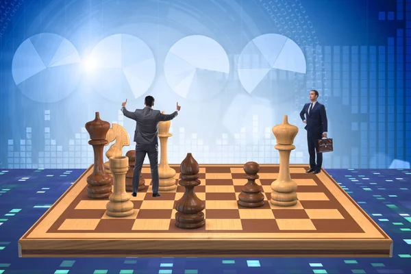 Επιχειρηματίας σε μεγάλη σκακιέρα στην έννοια της στρατηγικής — Φωτογραφία Αρχείου