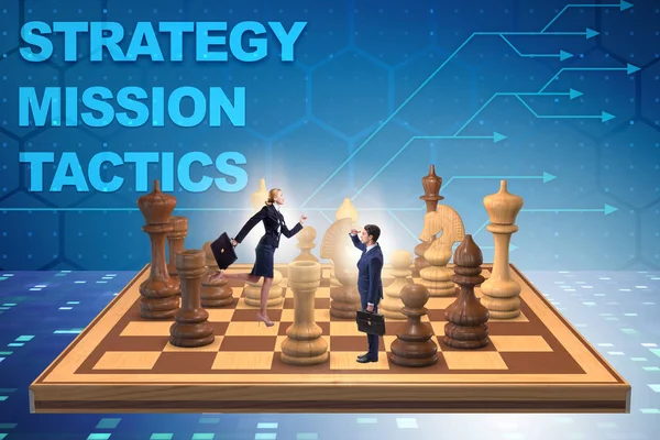 Zakenman in groot schaakbord in strategieconcept — Stockfoto