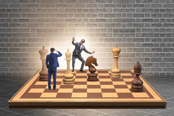 Üzletember nagy sakktáblán stratégiai koncepcióban — Stock Fotó