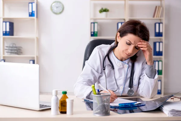 Aged female doctor working in the clinic — Stock Photo, Image