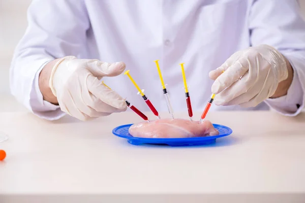 Experto en nutrición masculina probando productos alimenticios en laboratorio —  Fotos de Stock