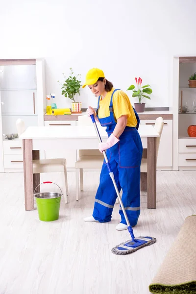 Old female contractor doing housework — Stock Photo, Image