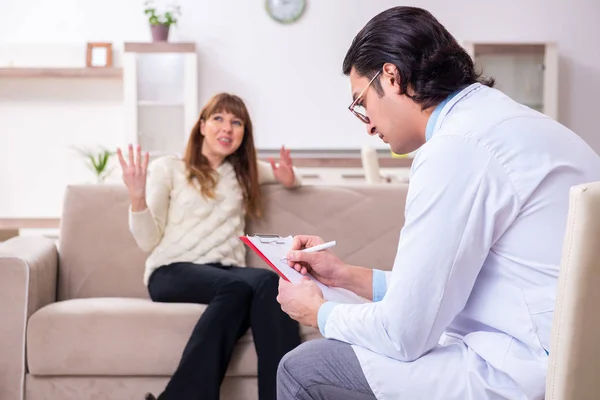Ung kvinnlig patient diskuterar med manlig psykolog personlig — Stockfoto