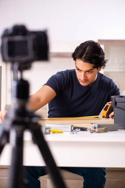 Mladý muž opravář nahrávání videa pro jeho blog — Stock fotografie