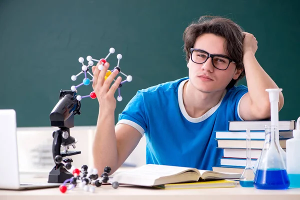 Joven estudiante masculino en el aula —  Fotos de Stock