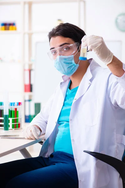 Joven químico masculino trabajando en el laboratorio —  Fotos de Stock