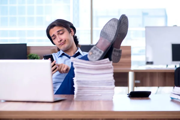 Joven empleado infeliz con el trabajo excesivo —  Fotos de Stock