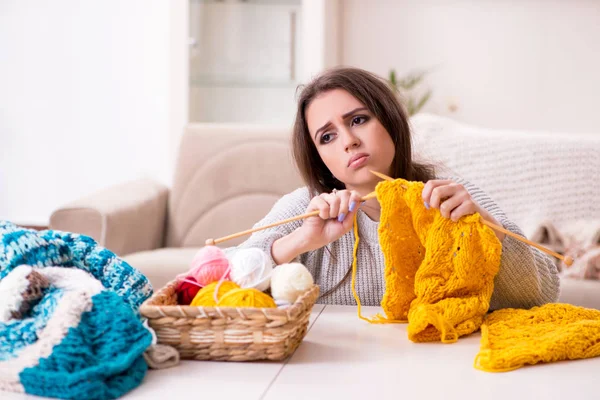 Young beautiful woman knitting at home — Stock Photo, Image