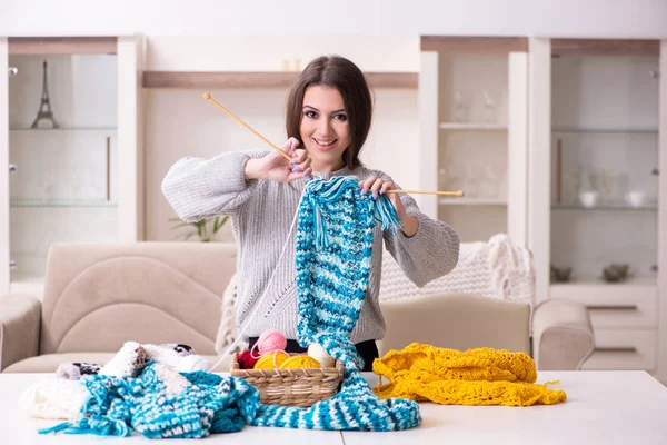 Young beautiful woman knitting at home — Stock Photo, Image