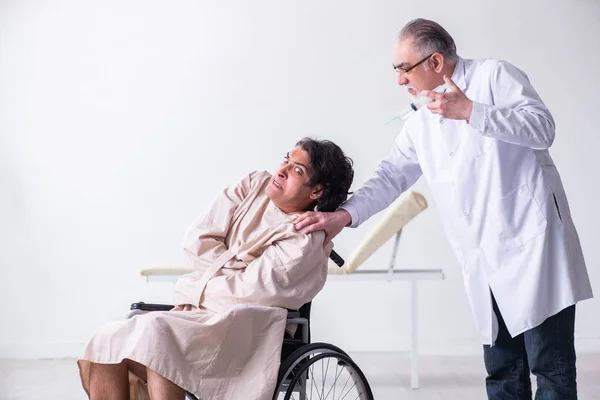 Vieux médecin psychiatre et patient en fauteuil roulant — Photo