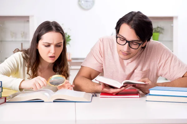 Schüler bereiten sich zu Hause gemeinsam auf Prüfung vor lizenzfreie Stockfotos