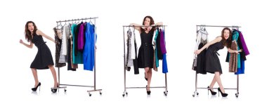 Kadın beyaz üzerinde yeni kıyafetler deniyor.