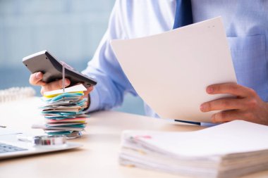 Bütçe planlama konseptinde genç erkek çalışan