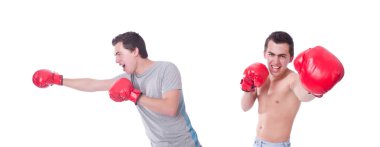 Beyaz arka planda izole edilmiş komik boksör