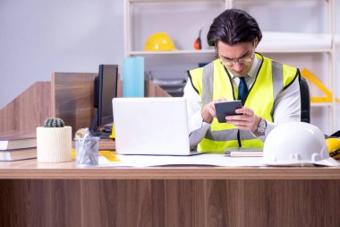 Ofiste çalışan genç erkek mimar.