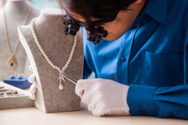 Genç kuyumcu atölyesinde çalışıyor.