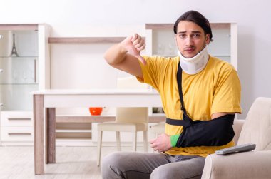 Evde araba kazası geçiren genç adam.