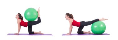 Beyazlar üzerinde top egzersizi yapan genç kadın.