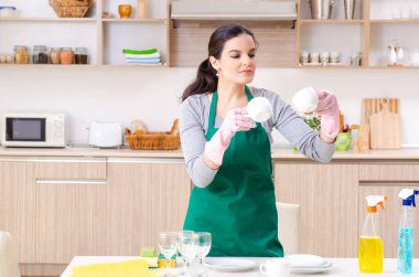 Ev işi yapan genç bir kadın müteahhit.