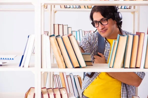 Estudante do sexo masculino se preparando para exames na biblioteca — Fotografia de Stock