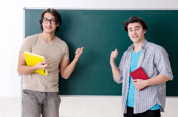 Zwei männliche Schüler im Klassenzimmer — Stockfoto