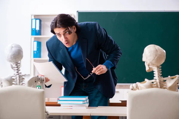 Profesor masculino y estudiante de esqueleto en el aula —  Fotos de Stock