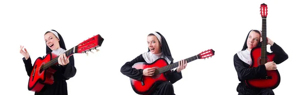 Nonne spielt Gitarre isoliert auf weißem Grund — Stockfoto