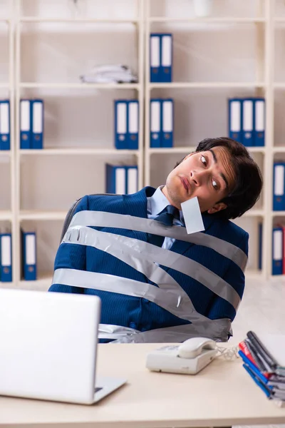 Joven atado empleado masculino en la oficina — Foto de Stock