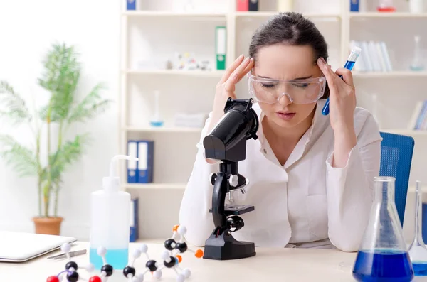 Jovem química do sexo feminino trabalhando no laboratório — Fotografia de Stock