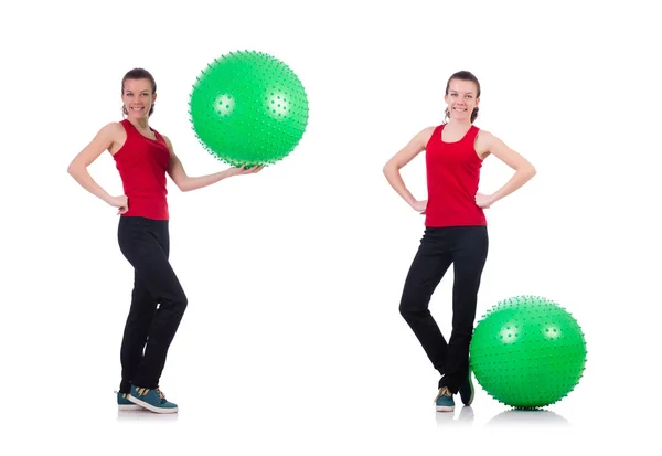 Junge Frau trainiert mit Schweizer Ball — Stockfoto