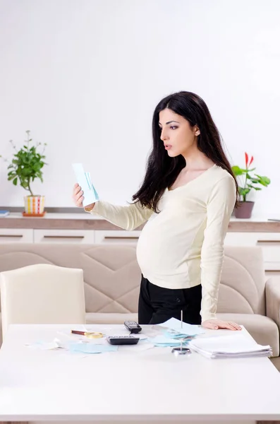 Giovane donna incinta nel concetto di pianificazione di bilancio — Foto Stock