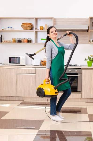 Giovane appaltatrice che fa lavori domestici — Foto Stock