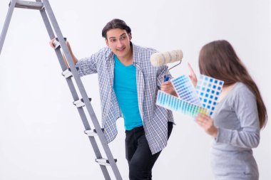 Evde tadilat yapan genç bir aile.