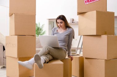 Genç ve güzel bir kadın yeni daireye taşınıyor.