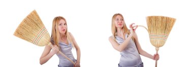 Süpürgesi beyaz olan genç bir kadın.