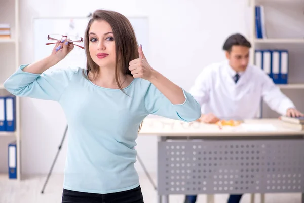 Junge Frau besucht männlichen Augenarzt — Stockfoto