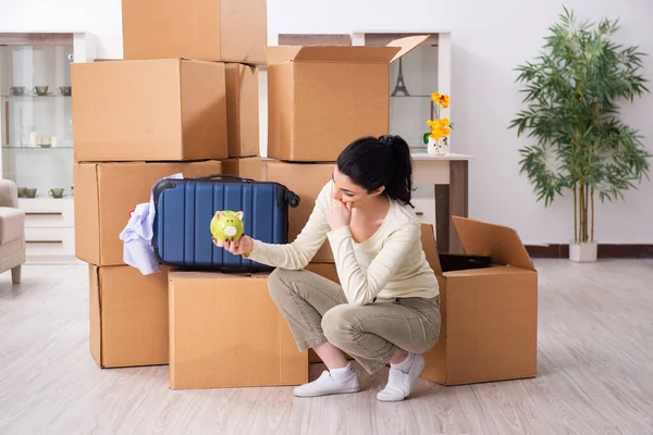 Fiatal nő költözik az új lakás — Stock Fotó