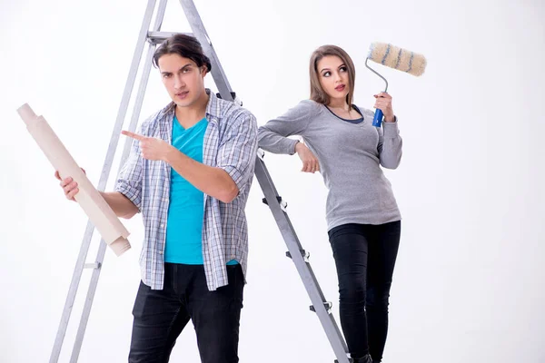 Joven familia haciendo renovación en casa —  Fotos de Stock