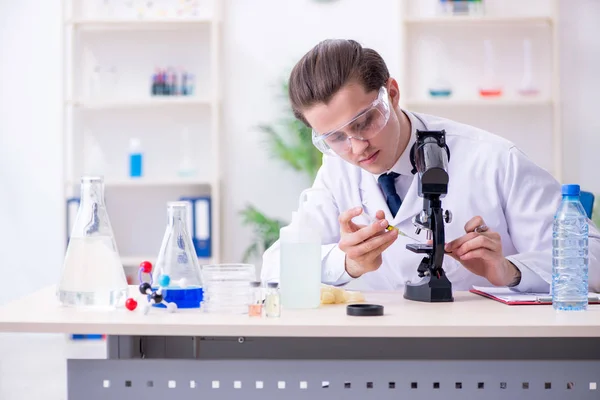 Genç erkek kimyager laboratuarda deney yapıyor. — Stok fotoğraf