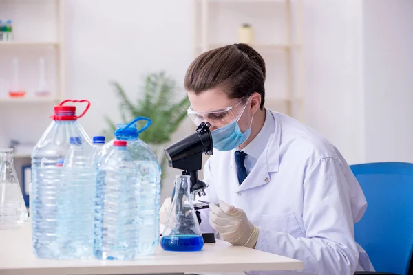 Νεαρός χημικός πειραματίζεται στο εργαστήριο — Φωτογραφία Αρχείου