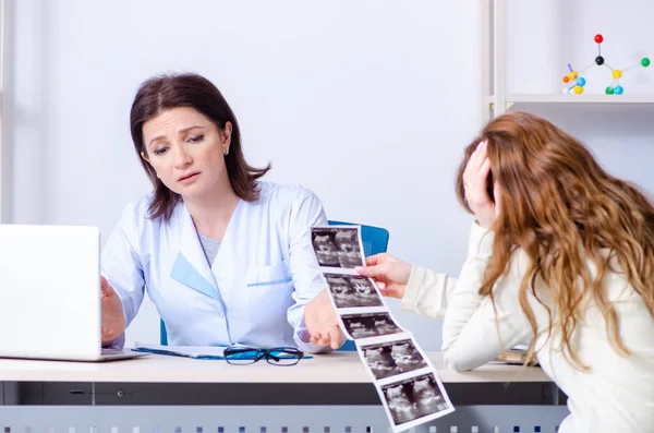 Jeune femme enceinte visite médecin gynécologue expérimenté — Photo