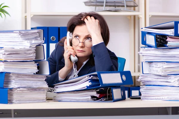 Medelålders affärskvinna missnöjd med överdrivet arbete — Stockfoto