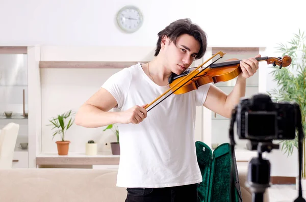 Jovem blogueiro masculino tocando violino em casa — Fotografia de Stock