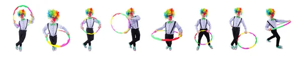 Śmieszny klaun z hula hoop na białym — Zdjęcie stockowe