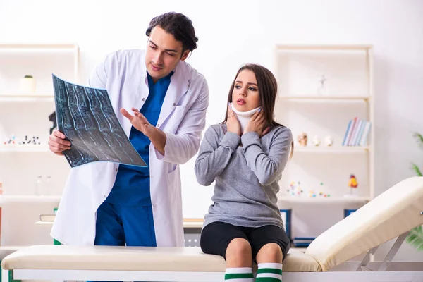 Giovane medico maschio e femmina bella paziente — Foto Stock