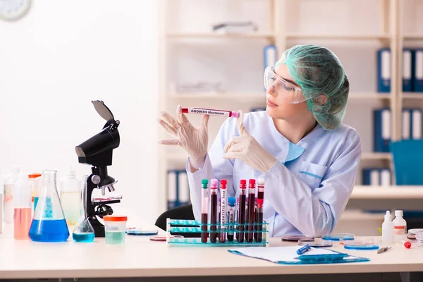 Giovane chimica femminile che lavora in laboratorio — Foto Stock