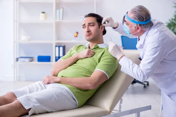 Mannelijke patiënt op bezoek bij arts otolaryngoloog — Stockfoto