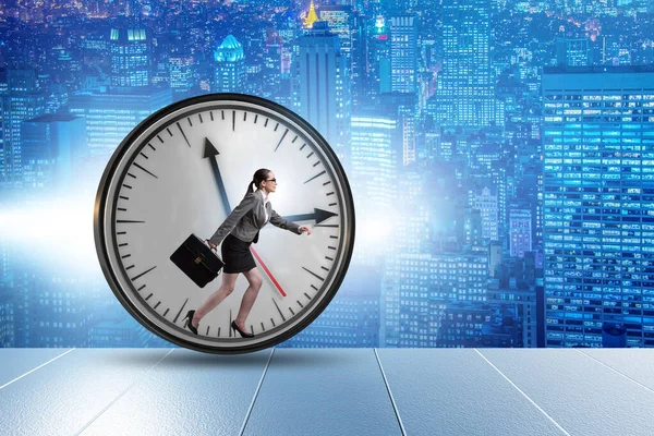 Affärskvinna anställd i time management koncept — Stockfoto