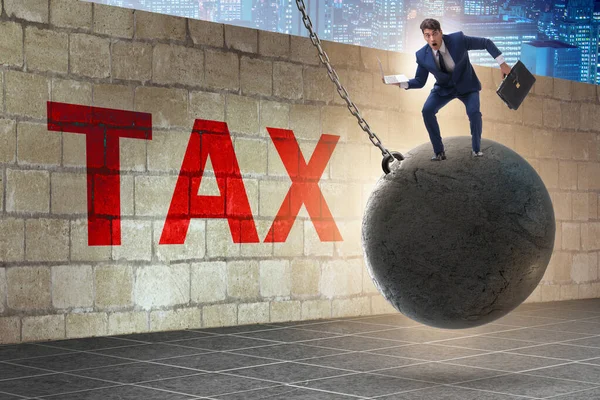 Бизнесмен в концепции представления налоговой декларации — стоковое фото