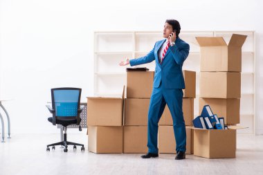 Genç yakışıklı işadamı yeni iş yerine taşınıyor.